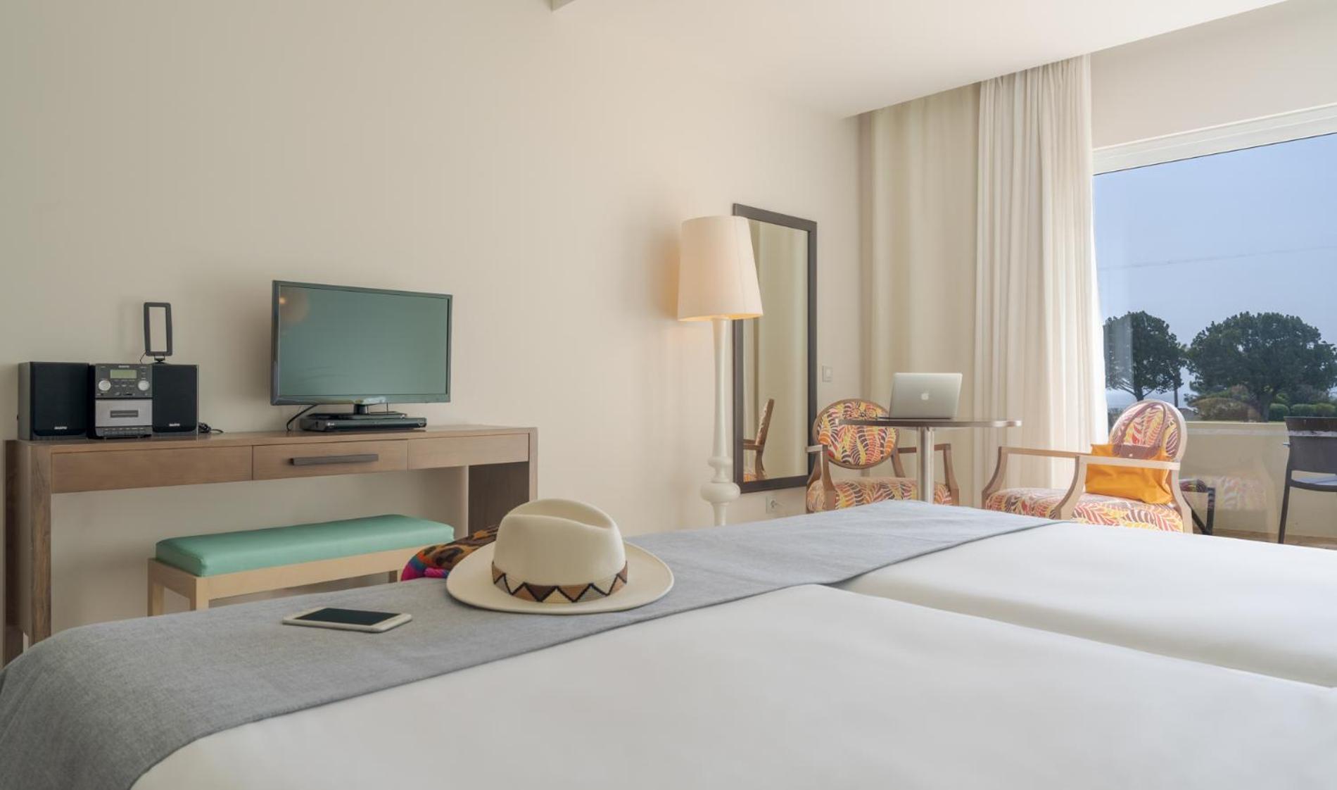 Pestana Alvor Praia Premium Beach & Golf Resort Bagian luar foto A room at the hotel