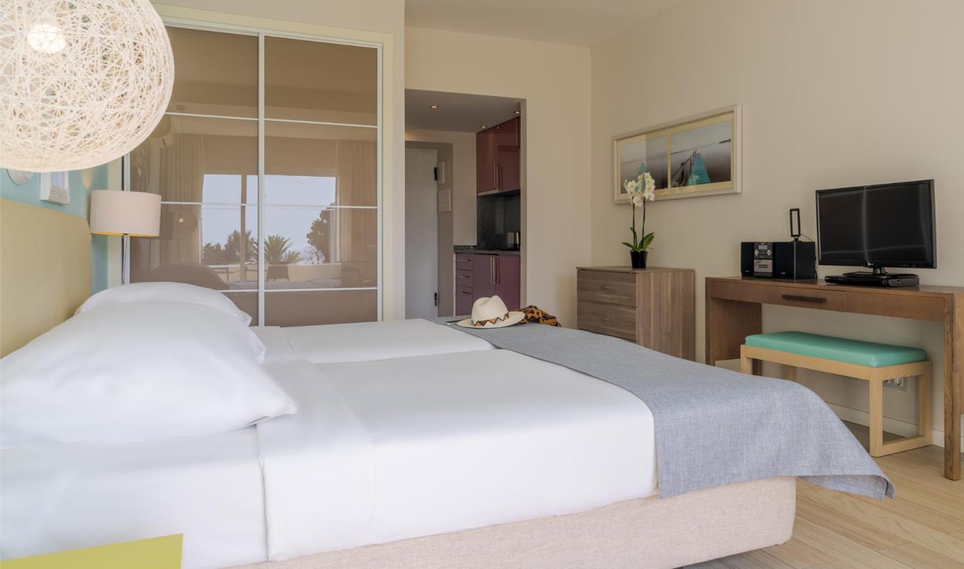 Pestana Alvor Praia Premium Beach & Golf Resort Bagian luar foto A typical bedroom in a hotel