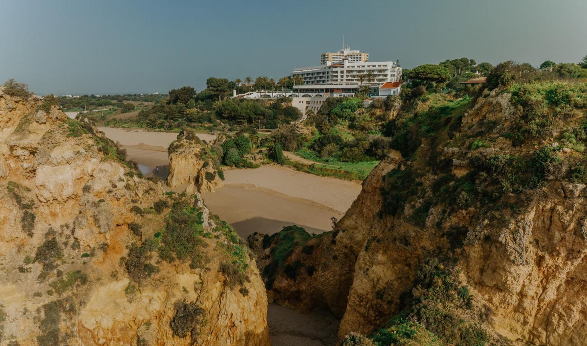 Pestana Alvor Praia Premium Beach & Golf Resort Bagian luar foto The hotel seen from the cliffs